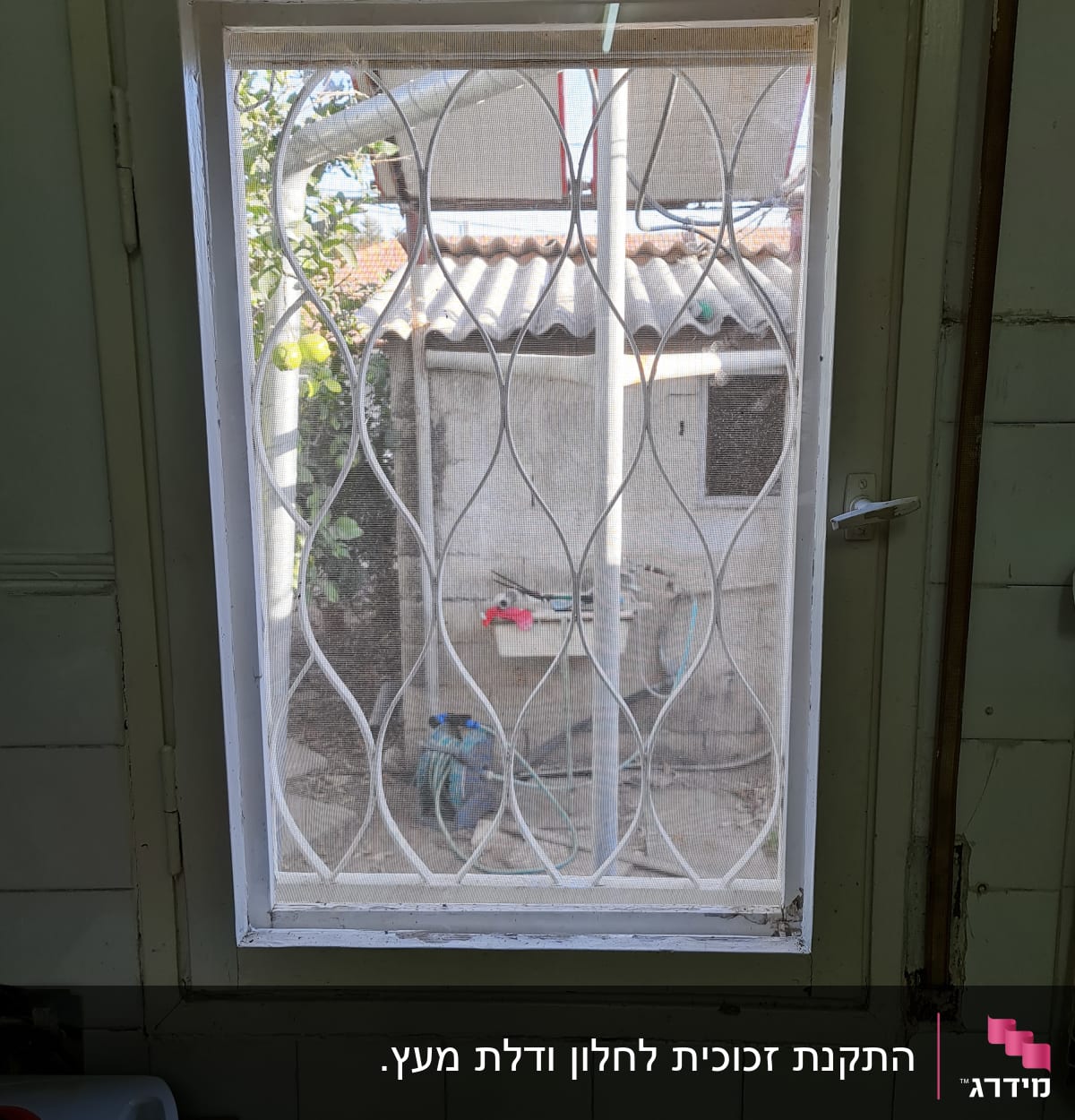 חלון זכוכית עם סורג מתכת מעוצב